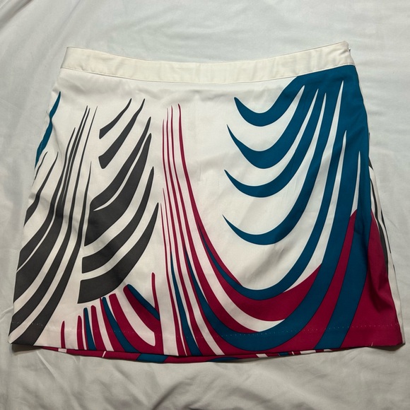 Stylish Mini Golf White Skirt with Abstract Design - Picture 1 of 4